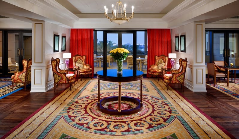 CLUB LOUNGE